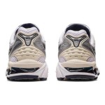ASICS ゲルカヤノ 14 ホワイト シルバー – メンズ レトロランニングスニーカー ASICS ゲルカヤノ 14 ホワイト シルバー スニーカー(ゲルクッション搭載)
