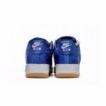 CLOT x ナイキ エア フォース 1 'ロイヤルユニバーシティブルーシルク' - エクスクルーシブなブルーシルクスニーカー CLOT x ナイキ エア フォース 1 'ロイヤルユニバーシティブルーシルク' - 隠れたパターンとガムソールが特徴のブルーシルクスニーカー