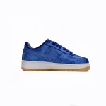 CLOT x ナイキ エア フォース 1 'ロイヤルユニバーシティブルーシルク' - エクスクルーシブなブルーシルクスニーカー CLOT x ナイキ エア フォース 1 'ロイヤルユニバーシティブルーシルク' - 隠れたパターンとガムソールが特徴のブルーシルクスニーカー