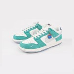 Nike x Kasina Dunk Low 'Road Sign' - 限定版スニーカー Nike x Kasina Dunk Low 'Road Sign' CZ6501-101 - Sail、ブルー、レッドの道路標識コラボスニーカー