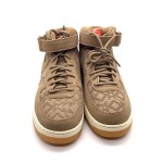 Nike Air Force 1 Mid '07 PRM N7 - プレミアムブラウンスエードミッドトップスニーカー Nike Air Force 1 Mid '07 PRM N7 AT6167-200 - レッドスウッシュとN7ロゴが付いたブラウンスエードスニーカー