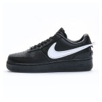 AMBUSH x Nike Air Force 1 Low ブラック DV3464-001 – アイコニックなブラックスニーカー AMBUSH x Nike Air Force 1 Low ブラックスニーカー DV3464-001、オーバーサイズのスウッシュロゴ付き