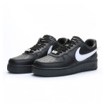 AMBUSH x Nike Air Force 1 Low ブラック DV3464-001 – アイコニックなブラックスニーカー AMBUSH x Nike Air Force 1 Low ブラックスニーカー DV3464-001、オーバーサイズのスウッシュロゴ付き