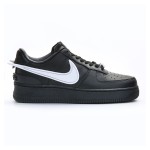 AMBUSH x Nike Air Force 1 Low ブラック DV3464-001 – アイコニックなブラックスニーカー AMBUSH x Nike Air Force 1 Low ブラックスニーカー DV3464-001、オーバーサイズのスウッシュロゴ付き