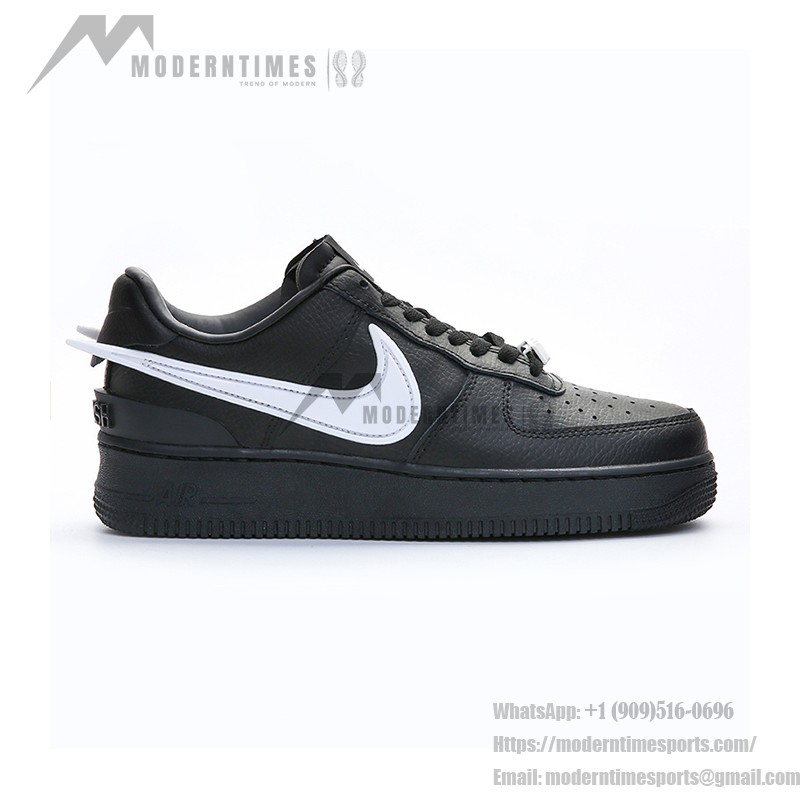 AMBUSH x Nike Air Force 1 Low ブラック DV3464-001 – アイコニックなブラックスニーカー AMBUSH x Nike Air Force 1 Low ブラックスニーカー DV3464-001、オーバーサイズのスウッシュロゴ付き