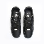 AMBUSH x Nike Air Force 1 Low ブラック DV3464-001 – アイコニックなブラックスニーカー AMBUSH x Nike Air Force 1 Low ブラックスニーカー DV3464-001、オーバーサイズのスウッシュロゴ付き
