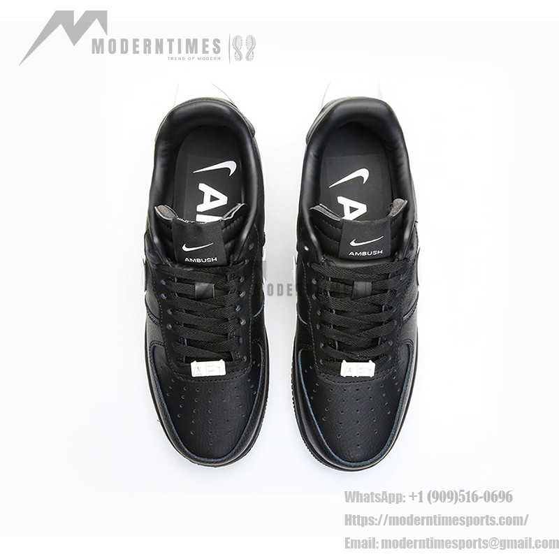 AMBUSH x Nike Air Force 1 Low ブラック DV3464-001 – アイコニックなブラックスニーカー AMBUSH x Nike Air Force 1 Low ブラックスニーカー DV3464-001、オーバーサイズのスウッシュロゴ付き