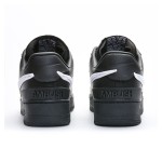 AMBUSH x Nike Air Force 1 Low ブラック DV3464-001 – アイコニックなブラックスニーカー AMBUSH x Nike Air Force 1 Low ブラックスニーカー DV3464-001、オーバーサイズのスウッシュロゴ付き