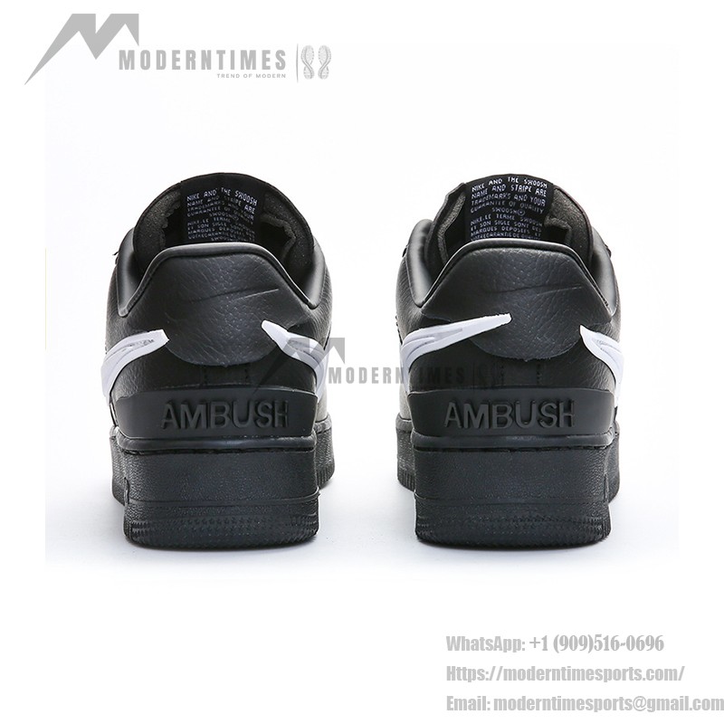 AMBUSH x Nike Air Force 1 Low ブラック DV3464-001 – アイコニックなブラックスニーカー AMBUSH x Nike Air Force 1 Low ブラックスニーカー DV3464-001、オーバーサイズのスウッシュロゴ付き