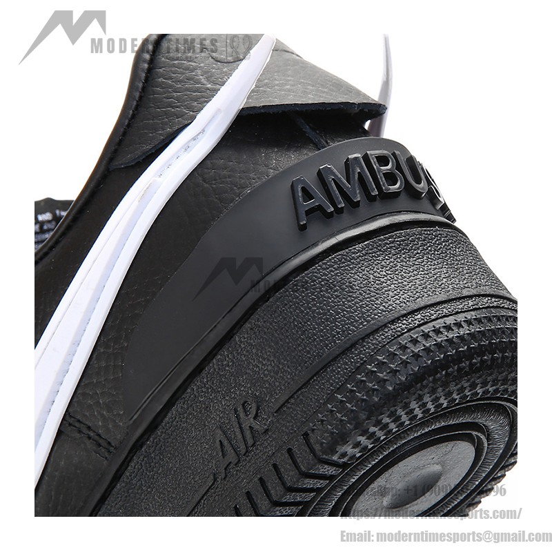 AMBUSH x Nike Air Force 1 Low ブラック DV3464-001 – アイコニックなブラックスニーカー AMBUSH x Nike Air Force 1 Low ブラックスニーカー DV3464-001、オーバーサイズのスウッシュロゴ付き