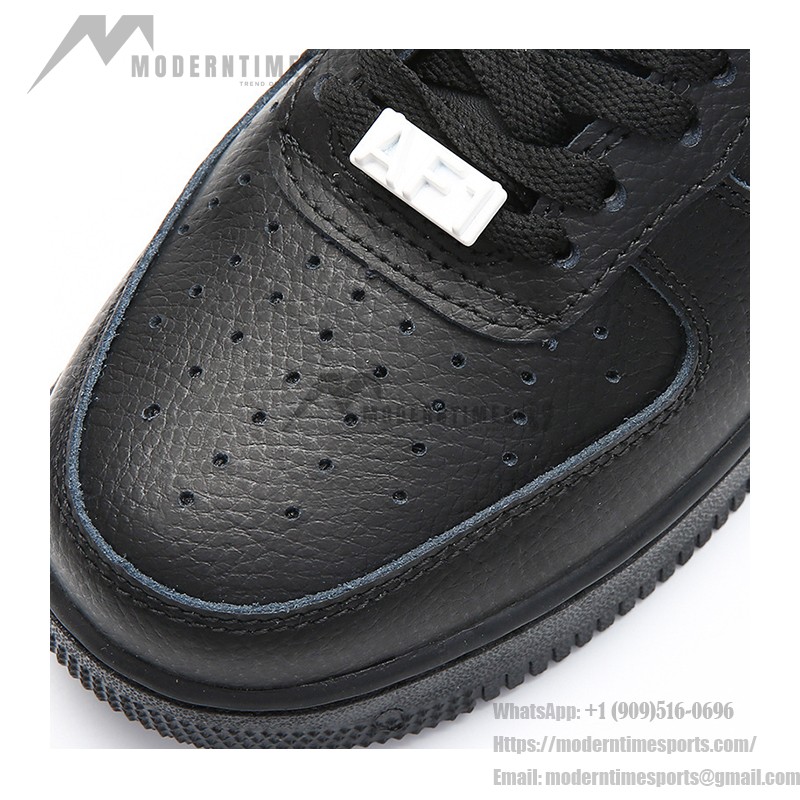 AMBUSH x Nike Air Force 1 Low ブラック DV3464-001 – アイコニックなブラックスニーカー AMBUSH x Nike Air Force 1 Low ブラックスニーカー DV3464-001、オーバーサイズのスウッシュロゴ付き