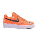 Nike Air Force 1 Low AR7719-800 - Bold Just Do It オレンジスニーカー Nike Air Force 1 Low AR7719-800 - Bold Just Do Itグラフィックを施したオレンジスニーカー