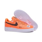Nike Air Force 1 Low AR7719-800 - Bold Just Do It オレンジスニーカー Nike Air Force 1 Low AR7719-800 - Bold Just Do Itグラフィックを施したオレンジスニーカー