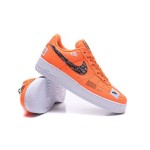 Nike Air Force 1 Low AR7719-800 - Bold Just Do It オレンジスニーカー Nike Air Force 1 Low AR7719-800 - Bold Just Do Itグラフィックを施したオレンジスニーカー