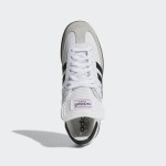 Adidas Samba Classic 772109 – レトロホワイトスニーカー ブラックストライプ付き Adidas Samba Classic 772109 ハイトップホワイトスニーカー ブラックストライプとガムソール付き