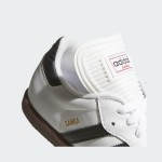 Adidas Samba Classic 772109 – レトロホワイトスニーカー ブラックストライプ付き Adidas Samba Classic 772109 ハイトップホワイトスニーカー ブラックストライプとガムソール付き
