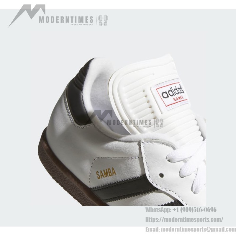 Adidas Samba Classic 772109 – レトロホワイトスニーカー ブラックストライプ付き Adidas Samba Classic 772109 ハイトップホワイトスニーカー ブラックストライプとガムソール付き