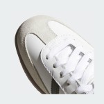 Adidas Samba Classic 772109 – レトロホワイトスニーカー ブラックストライプ付き Adidas Samba Classic 772109 ハイトップホワイトスニーカー ブラックストライプとガムソール付き