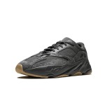 アディダス Yeezy Boost 700 Utility Black FV5304 - 洗練された快適なスニーカー アディダス Yeezy Boost 700 Utility Black FV5304 - ミニマルなオールブラックデザインと快適なクッション性