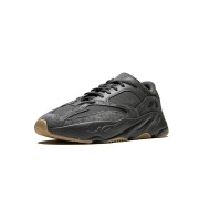 アディダス Yeezy Boost 700 Utility Black FV5304 - オールブラックのミニマルデザインと快適なクッション性スニーカー