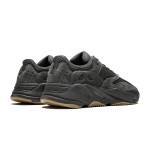 アディダス Yeezy Boost 700 Utility Black FV5304 - 洗練された快適なスニーカー アディダス Yeezy Boost 700 Utility Black FV5304 - ミニマルなオールブラックデザインと快適なクッション性