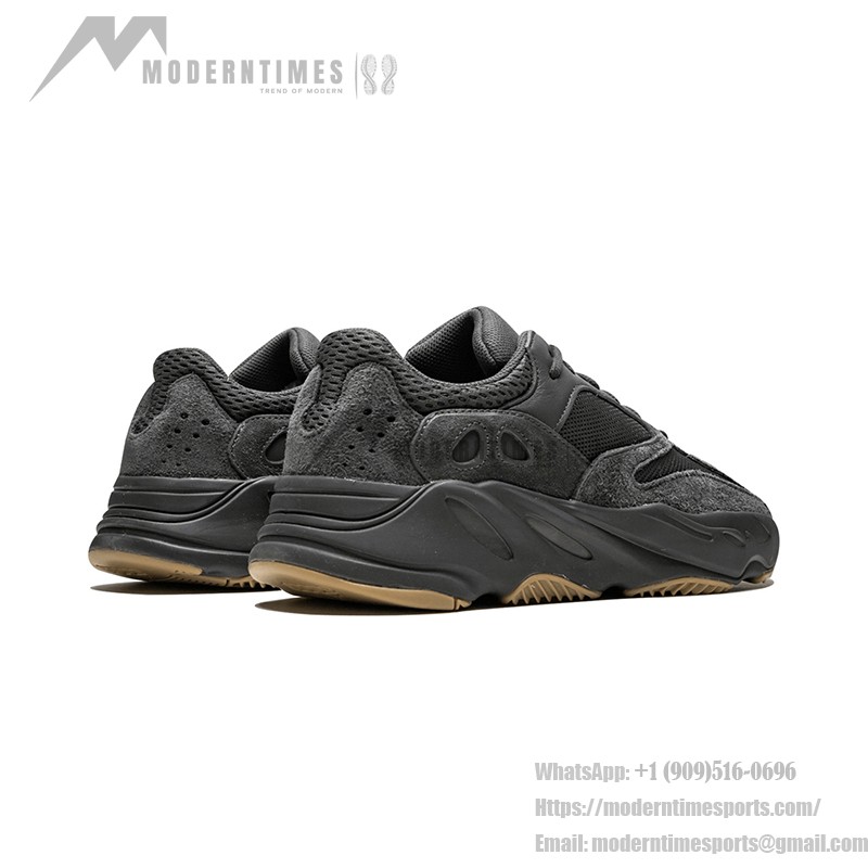 アディダス Yeezy Boost 700 Utility Black FV5304 - 洗練された快適なスニーカー アディダス Yeezy Boost 700 Utility Black FV5304 - ミニマルなオールブラックデザインと快適なクッション性