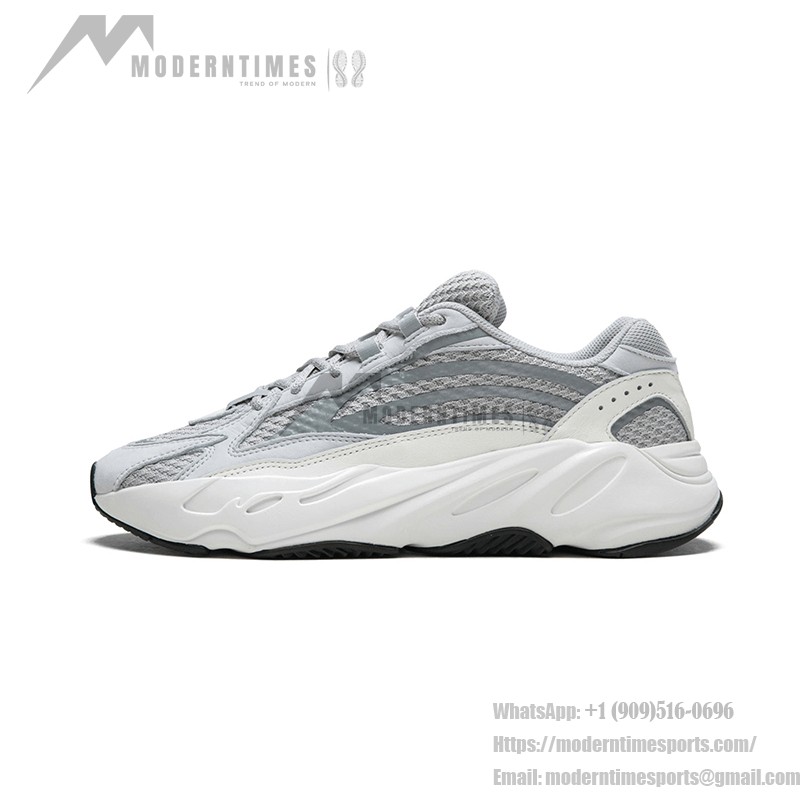 アディダス Yeezy Boost 700 Salt EG7487 - スタイリッシュで快適なスニーカー アディダス Yeezy Boost 700 Salt EG7487 - グレーとホワイトのデザインと快適なクッション性