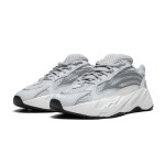 アディダス Yeezy Boost 700 Salt EG7487 - スタイリッシュで快適なスニーカー アディダス Yeezy Boost 700 Salt EG7487 - グレーとホワイトのデザインと快適なクッション性