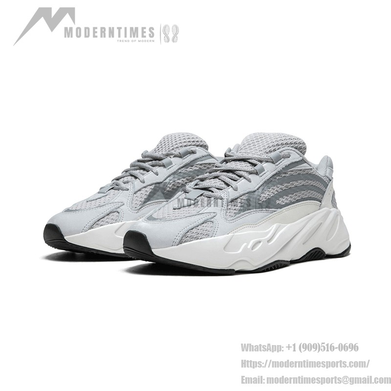 アディダス Yeezy Boost 700 Salt EG7487 - スタイリッシュで快適なスニーカー アディダス Yeezy Boost 700 Salt EG7487 - グレーとホワイトのデザインと快適なクッション性