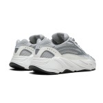 アディダス Yeezy Boost 700 Salt EG7487 - スタイリッシュで快適なスニーカー アディダス Yeezy Boost 700 Salt EG7487 - グレーとホワイトのデザインと快適なクッション性