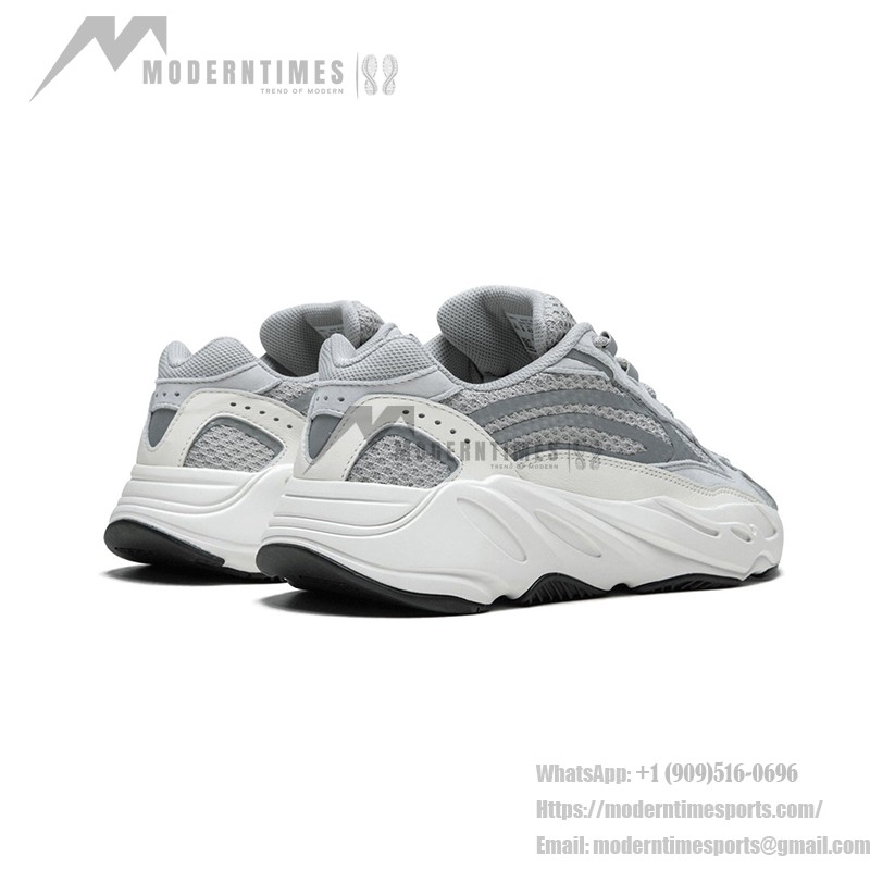 アディダス Yeezy Boost 700 Salt EG7487 - スタイリッシュで快適なスニーカー アディダス Yeezy Boost 700 Salt EG7487 - グレーとホワイトのデザインと快適なクッション性