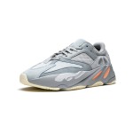 アディダス Yeezy Boost 700 Inertia EG7597 - スタイリッシュなグレーとブルーのスニーカー アディダス Yeezy Boost 700 Inertia EG7597 - グレーとブルーのスニーカーと快適なクッション性