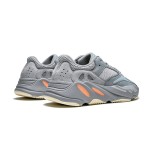 アディダス Yeezy Boost 700 Inertia EG7597 - スタイリッシュなグレーとブルーのスニーカー アディダス Yeezy Boost 700 Inertia EG7597 - グレーとブルーのスニーカーと快適なクッション性