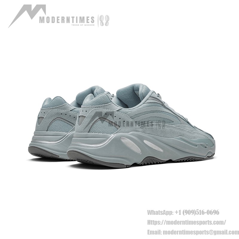 Adidas Yeezy Boost 700 V2 Hospital Blue FV8424 - 快適なブルースニーカー Adidas Yeezy Boost 700 V2 Hospital Blue FV8424 - ソフトブルーカラーのスニーカー