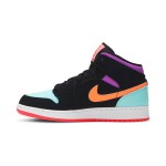 Air Jordan 1 Mid グレーと黒のスニーカー グレーと黒の配色のAir Jordan 1 Mid - スタイリッシュなクラシックバスケットボールスニーカー