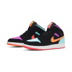 Air Jordan 1 Mid グレーと黒のスニーカー グレーと黒の配色のAir Jordan 1 Mid - スタイリッシュなクラシックバスケットボールスニーカー