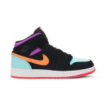 Air Jordan 1 Mid グレーと黒のスニーカー グレーと黒の配色のAir Jordan 1 Mid - スタイリッシュなクラシックバスケットボールスニーカー