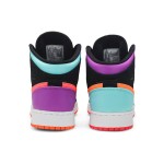 Air Jordan 1 Mid グレーと黒のスニーカー グレーと黒の配色のAir Jordan 1 Mid - スタイリッシュなクラシックバスケットボールスニーカー
