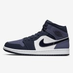 Air Jordan 1 Mid 青と黒のスニーカー 青と黒の配色のAir Jordan 1 Mid - モダンバスケットボールスニーカー