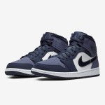 Air Jordan 1 Mid 青と黒のスニーカー 青と黒の配色のAir Jordan 1 Mid - モダンバスケットボールスニーカー