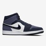 Air Jordan 1 Mid 青と黒のスニーカー 青と黒の配色のAir Jordan 1 Mid - モダンバスケットボールスニーカー