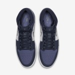 Air Jordan 1 Mid 青と黒のスニーカー 青と黒の配色のAir Jordan 1 Mid - モダンバスケットボールスニーカー