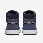 Air Jordan 1 Mid 青と黒のスニーカー 青と黒の配色のAir Jordan 1 Mid - モダンバスケットボールスニーカー