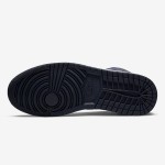 Air Jordan 1 Mid 青と黒のスニーカー 青と黒の配色のAir Jordan 1 Mid - モダンバスケットボールスニーカー