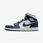Air Jordan 1 Mid クラシックな赤と白のスニーカー 赤と白の配色のAir Jordan 1 Mid - レトロバスケットボールスニーカー