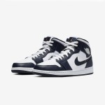 Air Jordan 1 Mid クラシックな赤と白のスニーカー 赤と白の配色のAir Jordan 1 Mid - レトロバスケットボールスニーカー