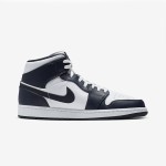 Air Jordan 1 Mid クラシックな赤と白のスニーカー 赤と白の配色のAir Jordan 1 Mid - レトロバスケットボールスニーカー
