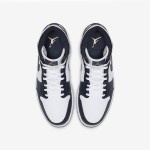Air Jordan 1 Mid クラシックな赤と白のスニーカー 赤と白の配色のAir Jordan 1 Mid - レトロバスケットボールスニーカー