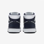 Air Jordan 1 Mid クラシックな赤と白のスニーカー 赤と白の配色のAir Jordan 1 Mid - レトロバスケットボールスニーカー