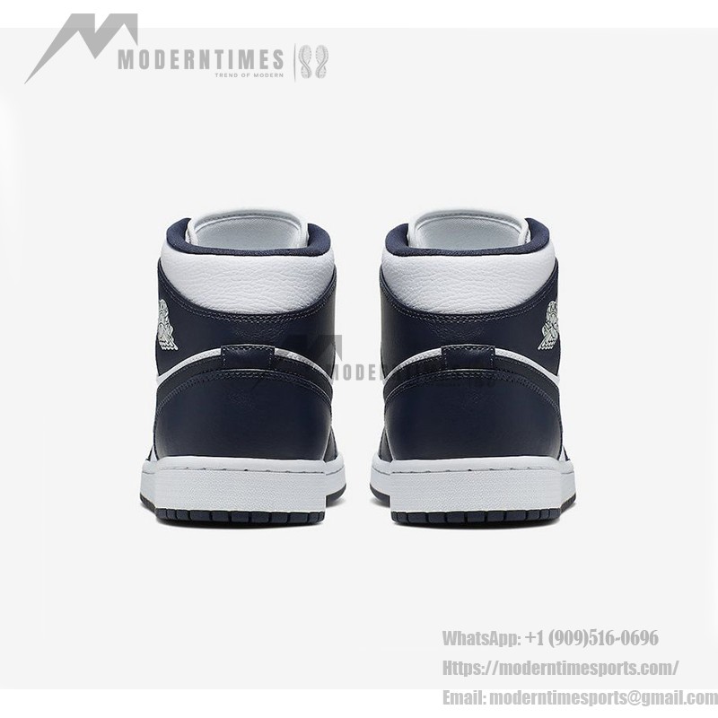 Air Jordan 1 Mid クラシックな赤と白のスニーカー 赤と白の配色のAir Jordan 1 Mid - レトロバスケットボールスニーカー